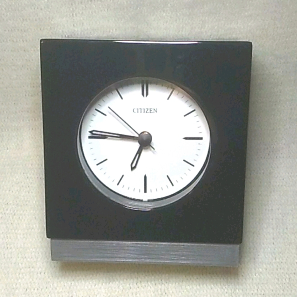 NWT WORKPLACE COLLECTION BLACK AND SILVER CLOCK